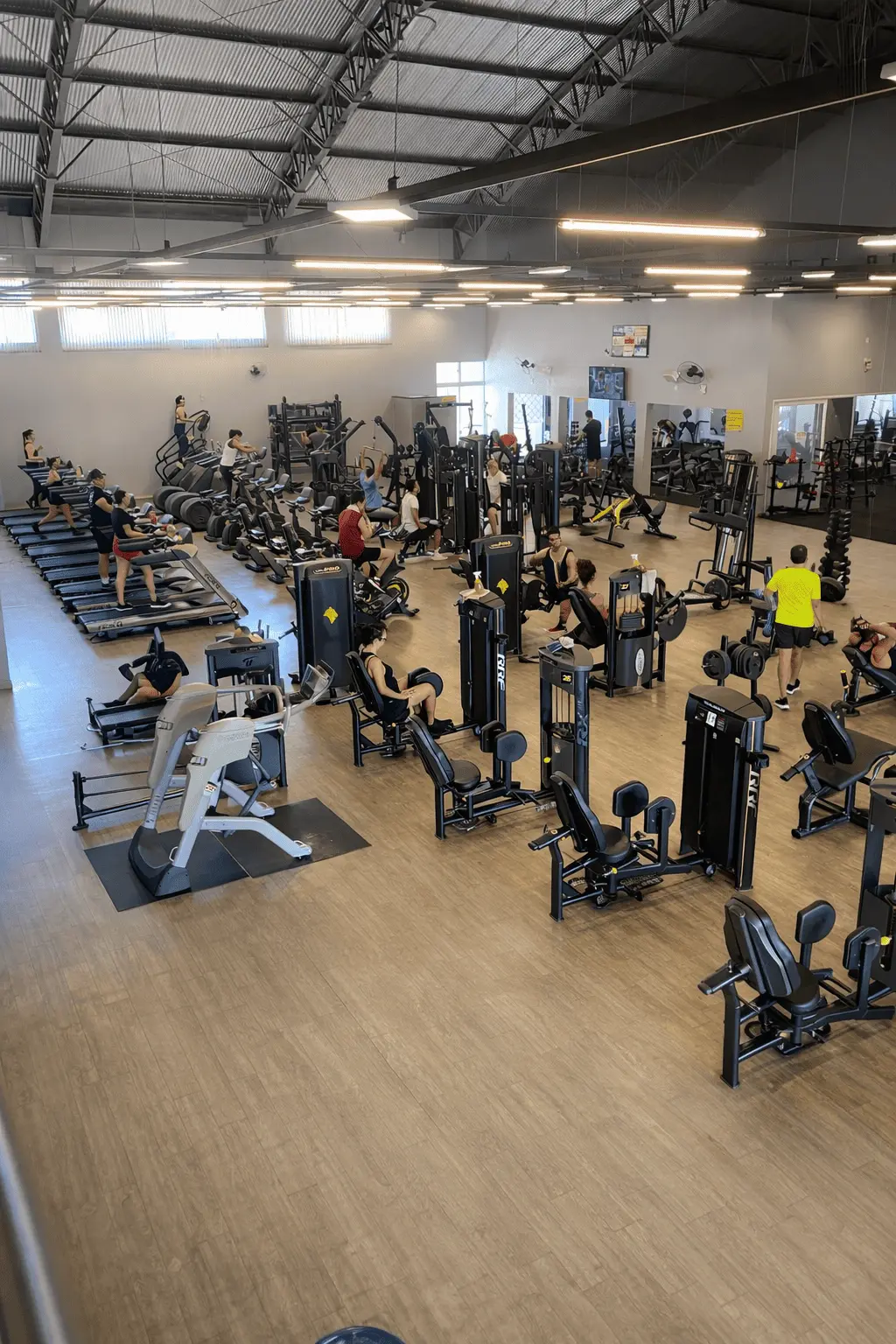 Área de musculação com equipamentos novos e ambiente climatizado