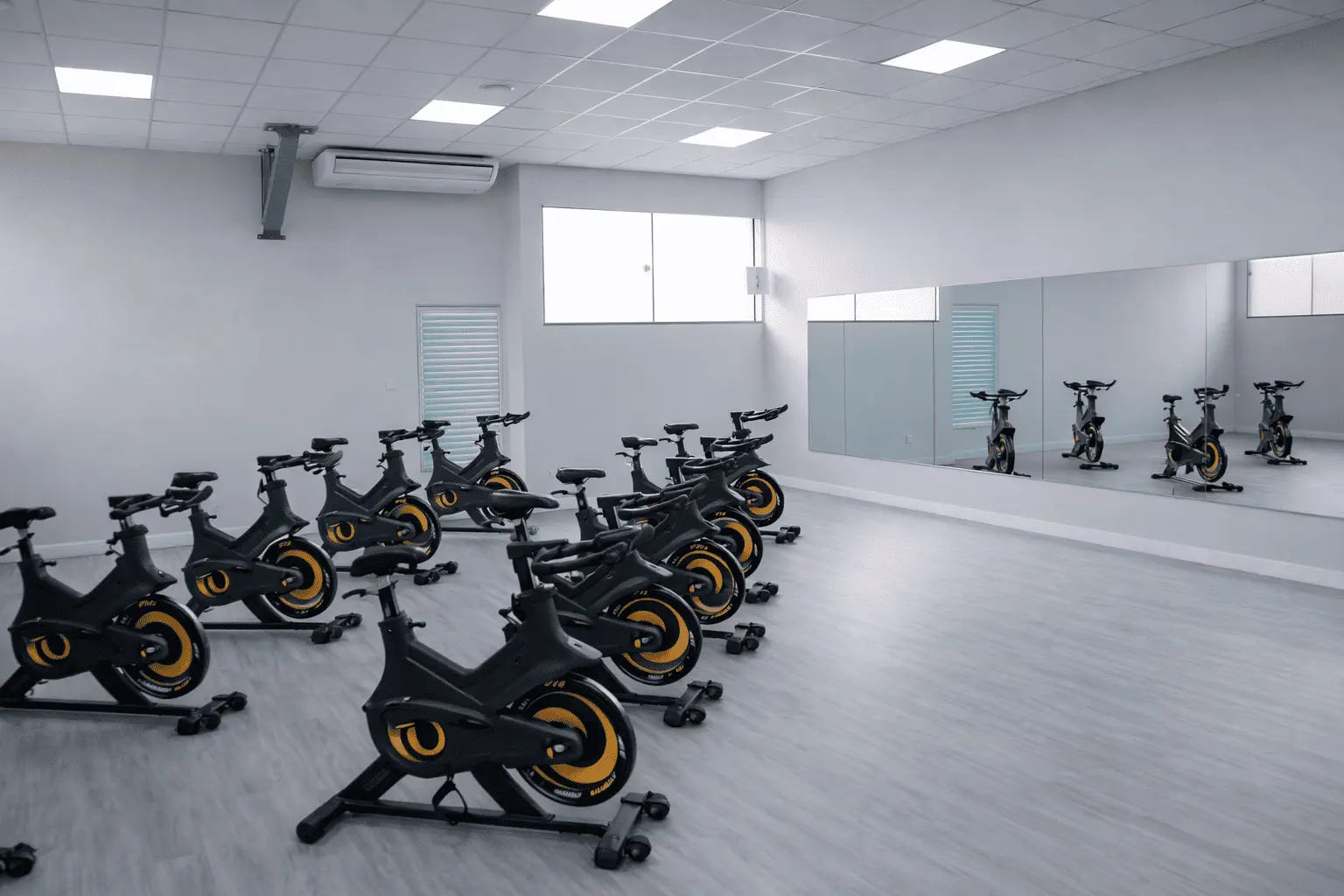 Studio de bike indoor com iluminação especial