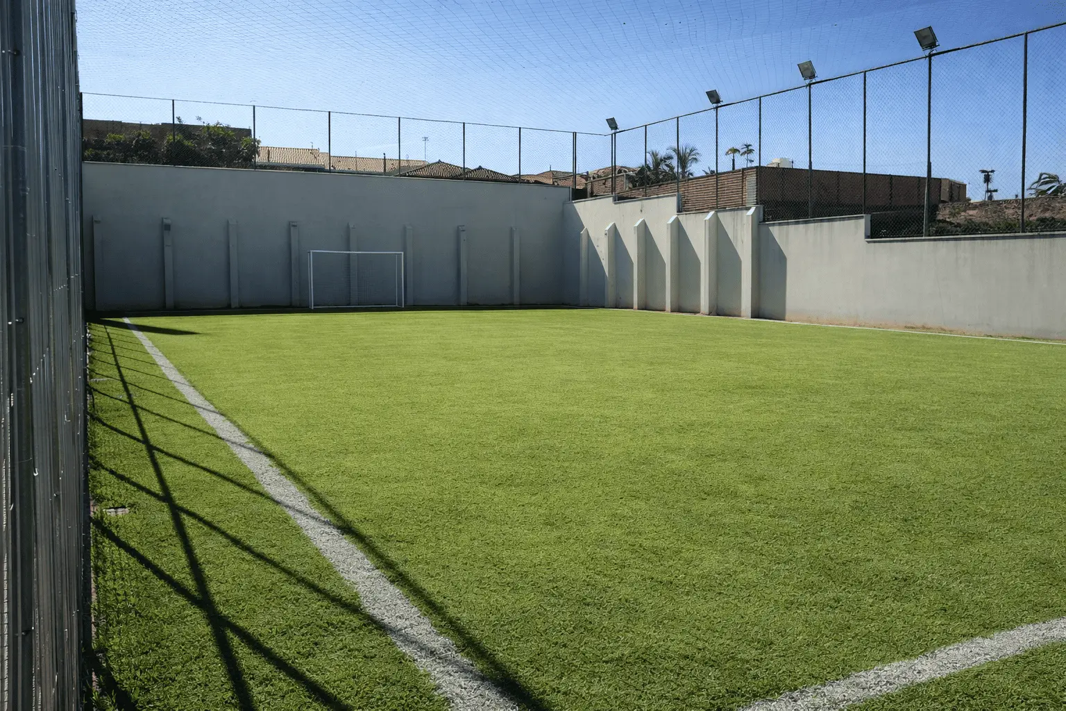 Campo de grama para treinos funcionais ao ar livre