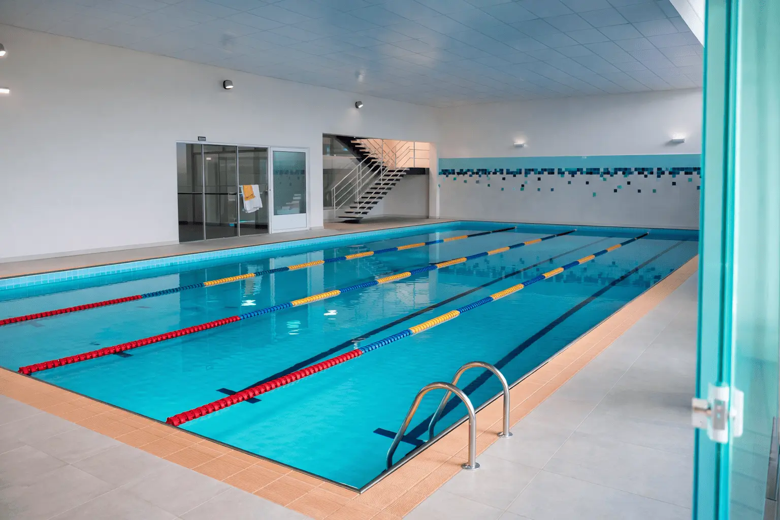 Piscina coberta aquecida para natação e hidroginástica